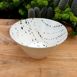 Porcelanowa misa z ciemnymi nakropieniami