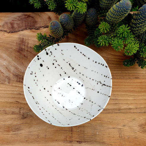 Porcelanowa misa z ciemnymi nakropieniami