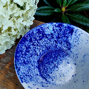 Porcelanowa miseczka z kobaltowym wykończeniem