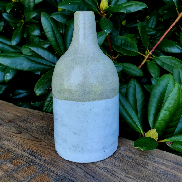 Ceramiczny wazon toczony na kole