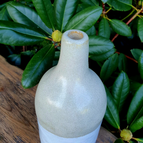 Ceramiczny wazon toczony na kole