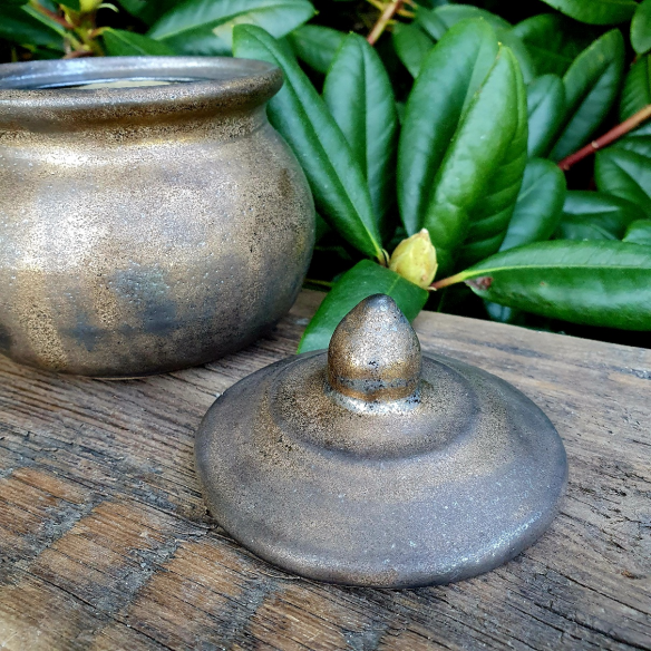 Ceramiczna cukiernica "Ciemne złoto"
