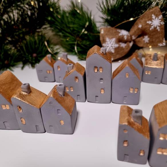 Ceramiczny domek "Złoty Daszek - Szary 10"