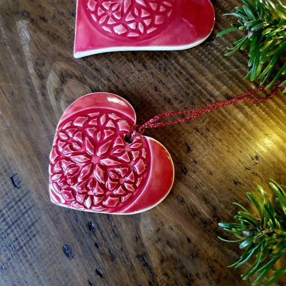 Ceramiczny zestaw zawieszek "Czerwone serca"