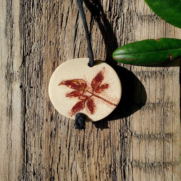 Ceramiczny wisiorek "Listek"