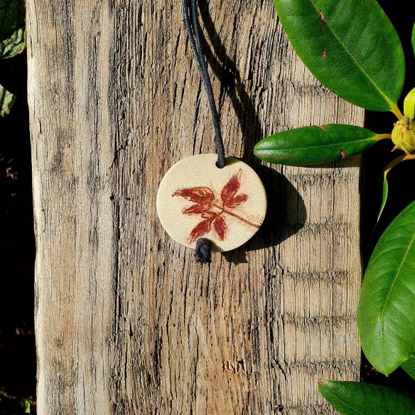Ceramiczny wisiorek "Listek"
