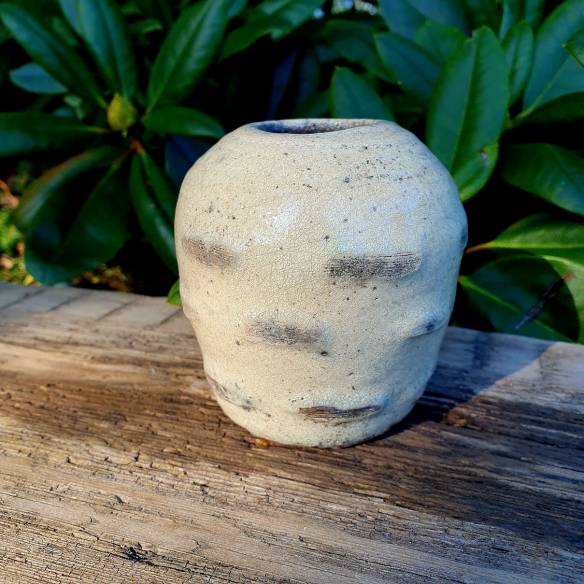 Ceramiczny wazonik wykonany w technice raku