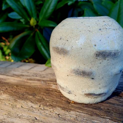 Ceramiczny wazonik wykonany w technice raku