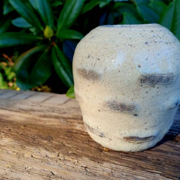 Ceramiczny wazonik wykonany w technice raku